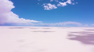 Uyuni Tuz Düzlükleri. Salar De Uyuni. Hava görüntüsü. Altiplano, Bolivya. Kurak Mevsim. Gölgeleri Bulutlandırır. Drone geriye doğru uçuyor. Geniş Görüntü