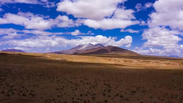 Ollague Volcano Beżowy Płaskowyż Boliwia Błękitne Niebo Chmurami Aerial Hyper — Wideo stockowe