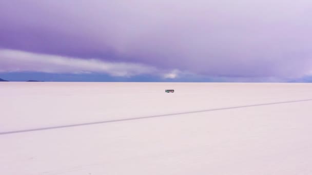 Uyuni Salt Flats Salar Uyuni Vista Aérea Autobús Pasando Altiplano — Vídeo de stock