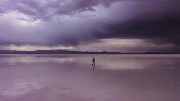 Tourist Man Standing Looking Uyuni Salt Flats Inglés Vista Aérea — Vídeos de Stock
