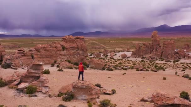 Путешественник Смотрит Скалы Рок Вэлли Боливия Драматично Штормовое Небо Вид — стоковое видео