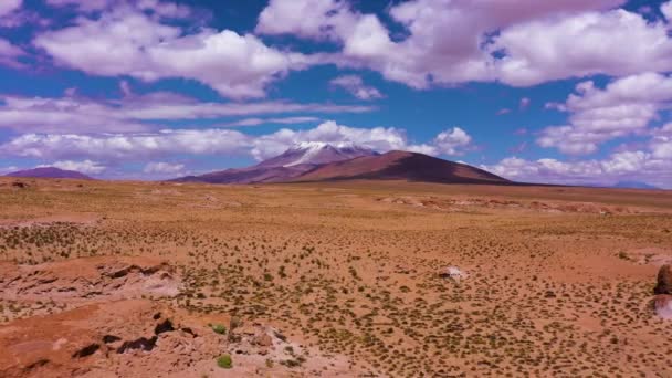 Traveler Man Looking Ollague Volcano Rock Formations Inglés Bolivia Cielo — Vídeos de Stock
