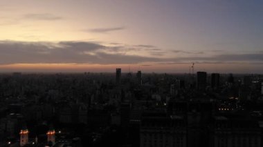 BUENOS AIRES, ARGENTINA - 20 ARALIK 2022: Akşam Alacakaranlığı 'nda Buenos Aires City Skyline. Arjantin. Mavi Saat. İnsansız Hava Aracı Yan Uçuyor