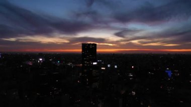 Gece vakti Buenos Aires City Skyline. Arjantin. Mavi Saat. Drone Geriye Uçuyor