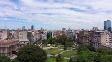 Güneşli bir günde Buenos Aires City 'de. Hava görüntüsü. Arjantin. Drone Yukarı Uçuyor