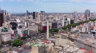 BUENOS AIRES, ARJENTINA 23 ARALIK 2022: Güneşli bir günde Buenos Aires City. Obelisk ve 9 Temmuz Bulvarı. Hava görüntüsü. Arjantin. Yörünge, Yukarı Uçmak, Aşağı Eğilmek