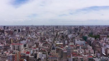 Güneşli günde Buenos Aires Skyline. Hava görüntüsü. Arjantin. İnsansız Hava Aracı Yan Uçuyor