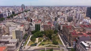 BUENOS AIRES, ARJENTINA 23 ARALIK 2022: Güneşli bir günde Buenos Aires City. Hava görüntüsü. Arjantin. Drone İleri Uçuyor, Eğil. Görüntü Görüntüsü