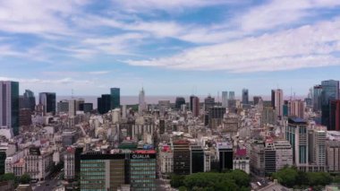 BUENOS AIRES, ARJENTINA 23 ARALIK 2022: Güneşli bir günde Buenos Aires City. Gökdelenler ve Rio de la Plata. Hava görüntüsü. Arjantin. İnsansız Hava Aracı Yan Uçuyor