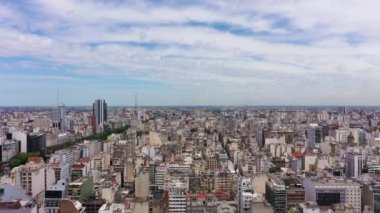 BUENOS AIRES, ARJENTINA 23 ARALIK 2022: Güneşli bir günde Buenos Aires City. Hava görüntüsü. Arjantin. Drone Geriye Uçuyor