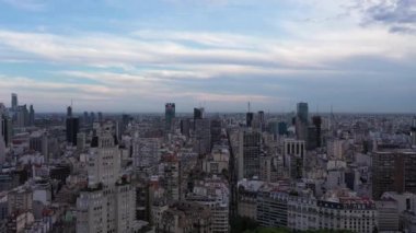 BUENOS AIRES, ARGENTINA - 24 Aralık 2022: Buenos Aires City Skyline Bulutlu Gece. Arjantin. Drone İleri Uçuyor