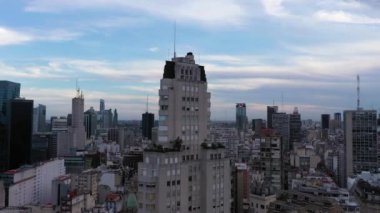 BUENOS AIRES, ARGENTINA - 24 Aralık 2022: Kavanagh Binası ve Buenos Aires City Skyline Bulutlu Gece. Arjantin. İnsansız hava aracı yukarı doğru uçar, aşağı eğilir. Jib Shot. Turna Vuruşu
