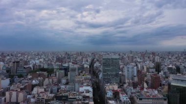 Cloudy Evening 'de Buenos Aires City Skyline. Arjantin. İnsansız Hava Aracı Yan Uçuyor