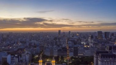 BUENOS AIRES, ARGENTINA - 20 ARALIK 2022: Akşam Alacakaranlığı 'nda Buenos Aires City Skyline. Hava Hızı Hızı, Zaman Hızı. Arjantin. Mavi Saat. İnsansız Hava Aracı Yan Uçuyor