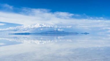 Uyuni Tuz Düzlükleri. Altiplano, Bolivya. Yağmur mevsimi. Tunupa Volkanı. Göl yüzeyinde Bulutların Yansıması. Zaman Süreleri