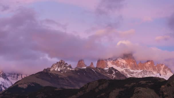 Mount Fitz Roy Nubes Amanecer Hills Snow Capped Mountains Andes — Vídeo de stock