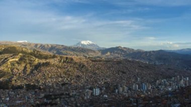 La Paz Cityscape ve Sunset 'teki Illimani Dağı. Bolivya 'da. Geniş açı. Gündüzden Geceye Geçiş