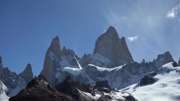 Góra Fitz Roy Ośnieżone Góry Słoneczny Dzień Andy Patagonia Argentyna — Wideo stockowe