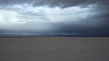 Uyuni Salt Flats, Arabadan Manzara. Bolivya 'da. Fırtınalı dramatik bulutlar