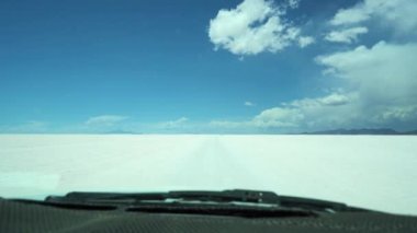 Uyuni Salt Flats, Arabadan Manzara. Bolivya 'da. Güneşli Gün