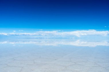 Uyuni Tuz Düzlükleri. Altiplano, Bolivya. Yağmur mevsimi. Tunupa Volkanı. Göl yüzeyinde Bulutların Yansıması