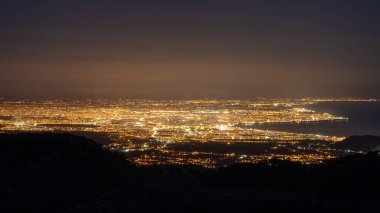 Antalya Şehri 'ni gece aydınlatmış. Türkiye
