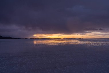 Uyuni Tuz Düzlükleri ve Sunset 'te Su Yansıması. Hava görüntüsü. Bolivya