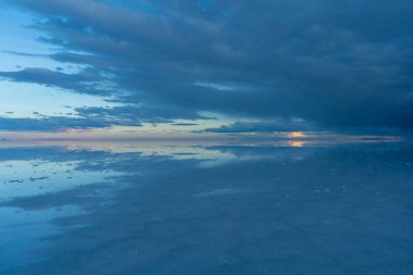 Uyuni Tuz Düzlükleri ve Sunset 'te Su Yansıması. Hava görüntüsü. Bolivya