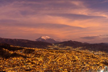 La Paz Şehri ve Illimani Dağı Gece.