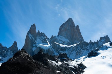 Fitz Dağı Roy. Güneşli bir günde karla kaplı dağlar. And Dağları, Patagonya, Arjantin