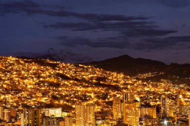 La Paz Şehri ve Illimani Dağı Gece.