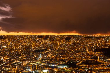 Akşam Alacakaranlığı 'nda La Paz ve El Alto Cityscape. Orta Çekim.