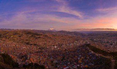 La Paz Şehri ve Illimani Dağı Gece.