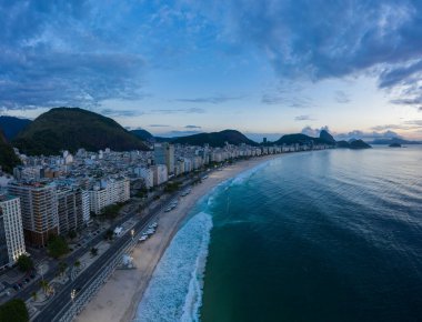 Rio de Janeiro City Sabah Alacakaranlığı 'nda. Copacabana Sahili ve Atlantik Okyanusu. Mavi Saat. Hava görüntüsü. Brezilya.
