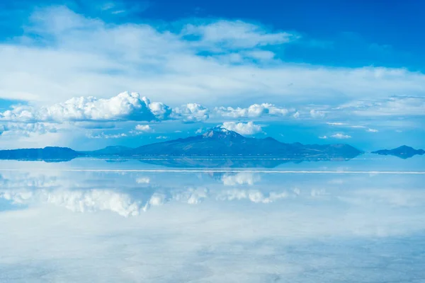 Uyuni Tuz Düzlükleri. Altiplano, Bolivya. Yağmur mevsimi. Tunupa Volkanı. Göl yüzeyinde Bulutların Yansıması.