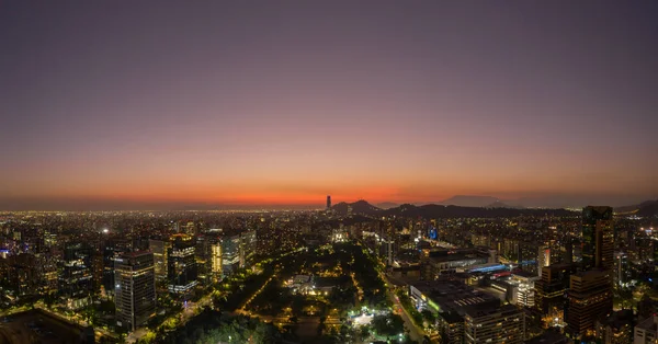 Santiago Skyline, Akşam Alacakaranlığı 'nda. Mavi Saat. Hava görüntüsü. Las Condes Komünü. Şili.