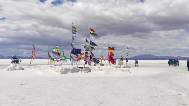 Uyuni Bolivia December 2022 Uyuni Salt Flats Flags Болівія — стокове відео