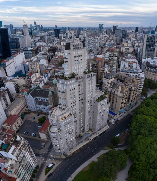 BUENOS AIRES, ARGENTINA - 24 Aralık 2022: Kavanagh Binası ve Buenos Aires City Skyline Bulutlu Gece. Arjantin. İnsansız hava aracı aşağıya doğru uçuyor, yukarı doğru. Jib Shot. Turna Vuruşu
