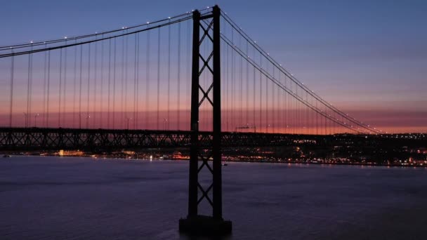 Ponte Abril Jembatan Suspensi Menghubungkan Lisbon Almada Malam Twilight Blue — Stok Video