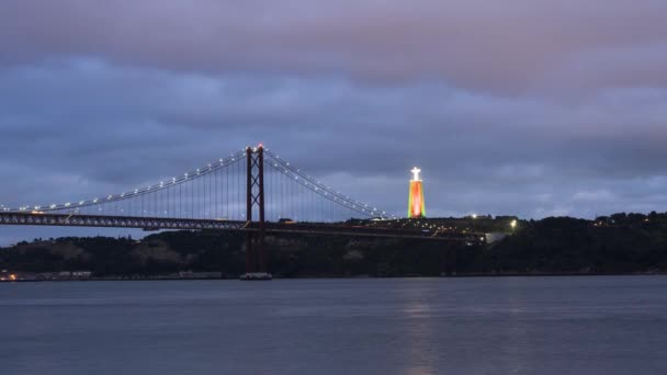Puente Colgante Ponte Abril Estatua Cristo Rei Iluminada Crepúsculo Noche — Vídeo de stock