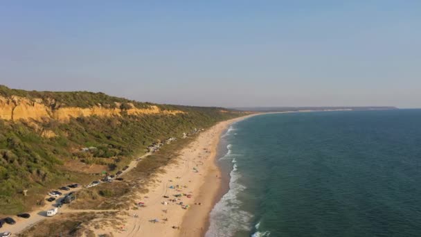Fonte Telha海滩和大西洋 葡萄牙 悬崖和树 空中景观 飞行员飞向前方 — 图库视频影像