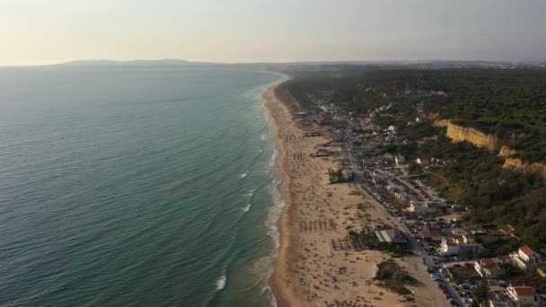 Strand Von Fonte Telha Und Atlantik Portugal Menschenmassen Luftaufnahme Drohne — Stockvideo