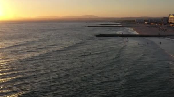 太阳落山时 在Costa Caparica的稳定板和冲浪者 葡萄牙 空中景观 — 图库视频影像