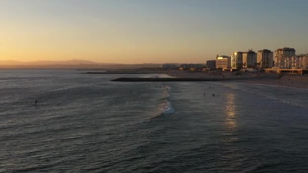 Standup Paddleboard Und Surfer Costa Caparica Bei Sonnenuntergang Portugal Luftaufnahme — Stockvideo
