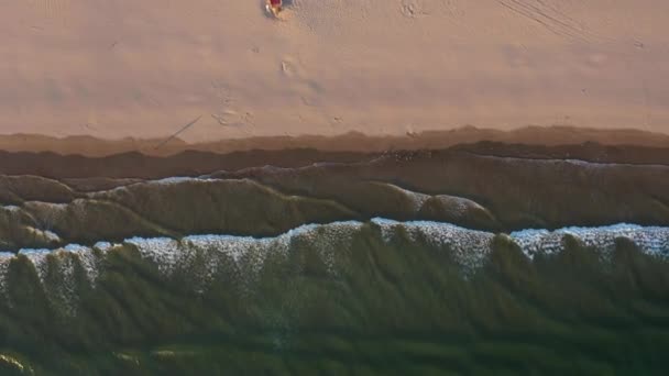 Costa Caparica海滩和大西洋 葡萄牙 空中自上而下的高角度视图 无人机飞出天桥 — 图库视频影像
