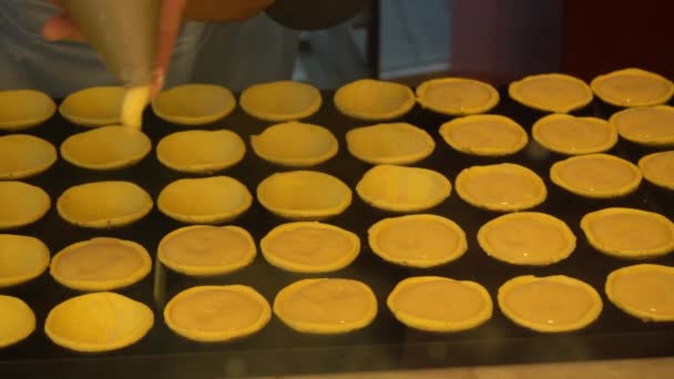 在面糊中倒入蛋油 葡萄牙传统蛋黄酱糕点 面包店里的枪伤 — 图库视频影像