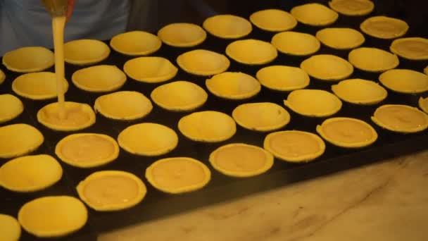 糕点大厨在意大利面中加入鸡蛋护肤霜 葡萄牙传统蛋黄酱糕点 面包店里的枪伤 — 图库视频影像
