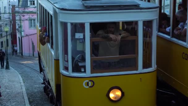 Lisbon Portugal August 2023 Two Gloria Funicular Railway Trams Meeting — Stock Video