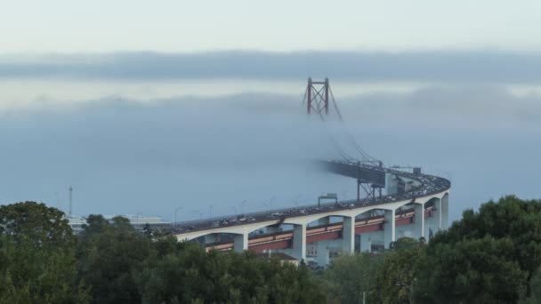 Ponte Abril Suspension Bridge Ansluter Lissabon Till Almada Moln Dimma — Stockvideo