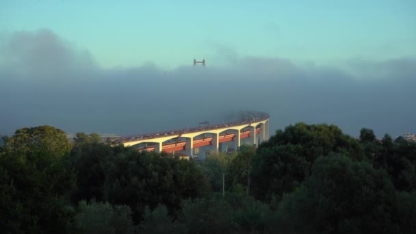 Ponte Abril Suspension Bridge Spojení Lisabonu Almadou Oblacích Mlha Zlatá — Stock video